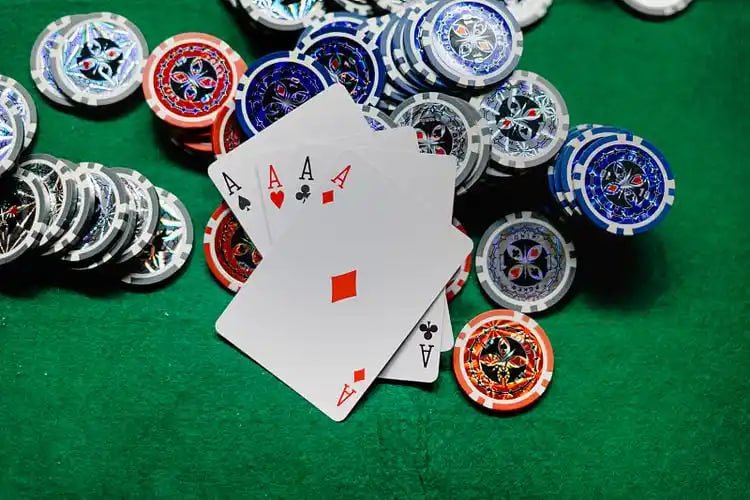 Permainan meja kasino klasik seperti blackjack dan roulette